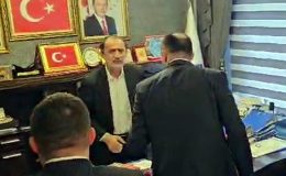 Devir teslim töreninde gerginlik: Çiçek fırlatıp, küfür etti